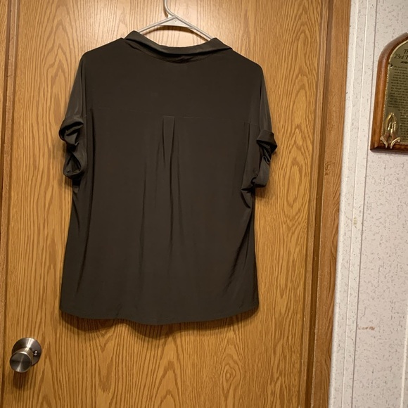 Women’s Short Sleeve Top with Collar - Picture 3 of 3